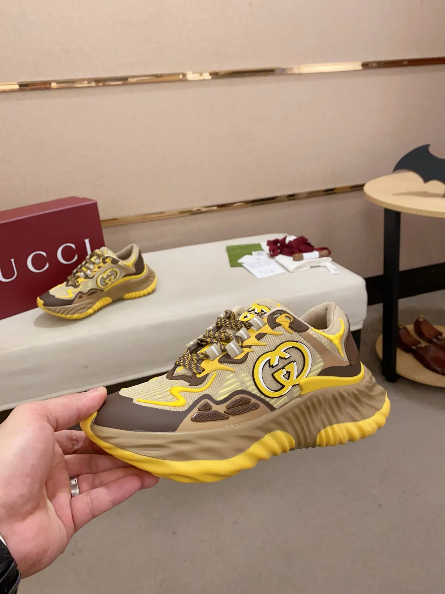 Men's shoes💰: 840💰High version of Gucci series couple's thick-soled sneakers! Gucci Gucci wave shoes Gucci's new designer has brought a new design, with a more comfortable foot feel and a new wave design. GUCCI's new Ripple wave shoes have an upper made of soft nappa leather and mesh. The foamed TPU midsole provides excellent comfort and feels like falling into the clouds. This new sports shoe adopts a thick-soled design, with a stitched leather upper and mesh, showing a full sense of technology. The two major brand logo details, the 3D-effect interlocking Double G leather patch and the Gucci letter metal hardware, inject a dazzling texture into the overall design. These shoes are crafted from silver metallic leather. Silver metallic leather, leather piping mesh details, Gucci lettering metal hardware, interlocking double G patch, lightweight rubber sole, top stitching and comes with a pair of shoelaces. Size: Women's 35-40 (can be customized to 34.41).        Male 39-44 (38.45 can be customized).